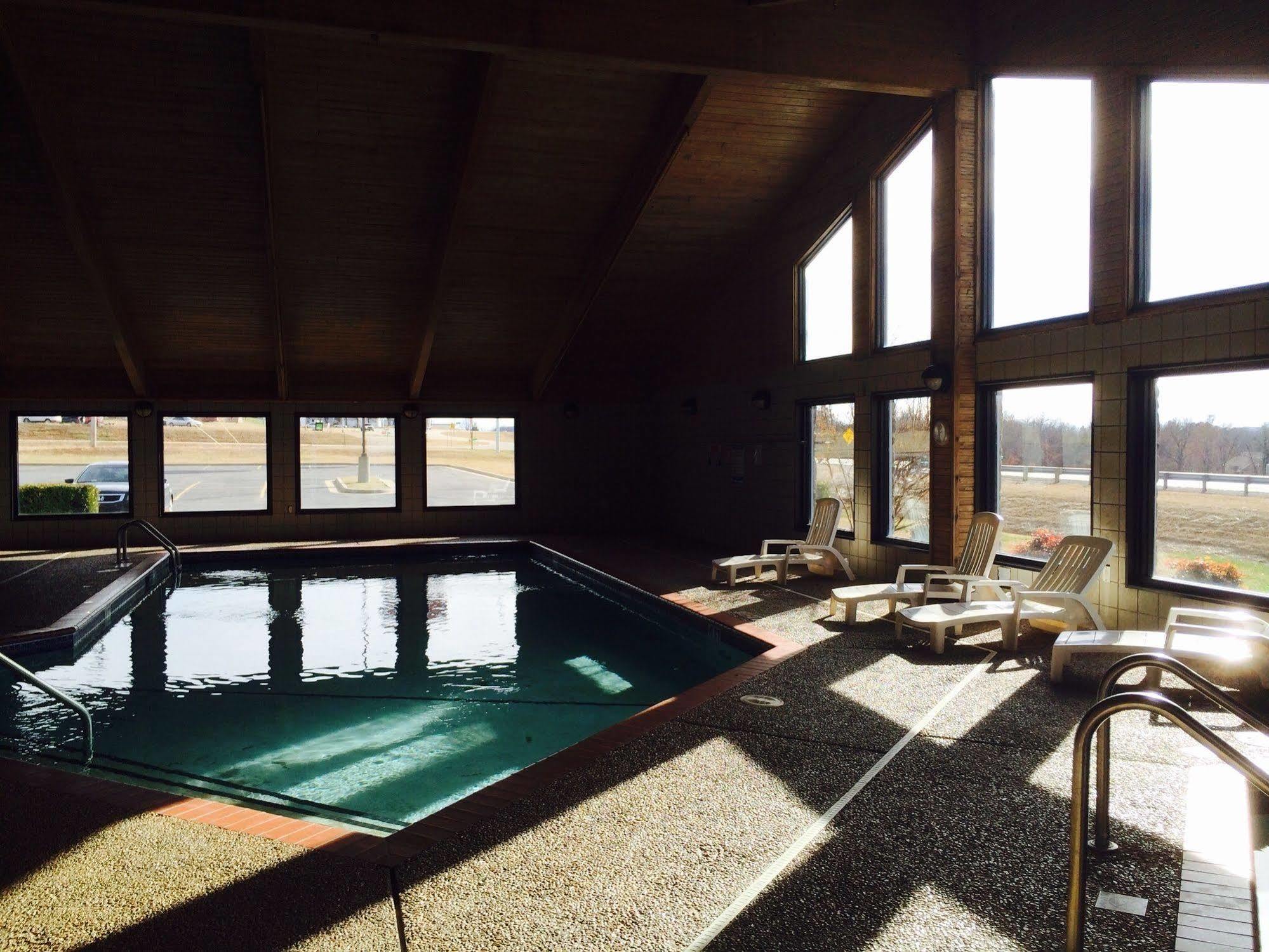 Regency Inn And Suites Stilwell 外观 照片